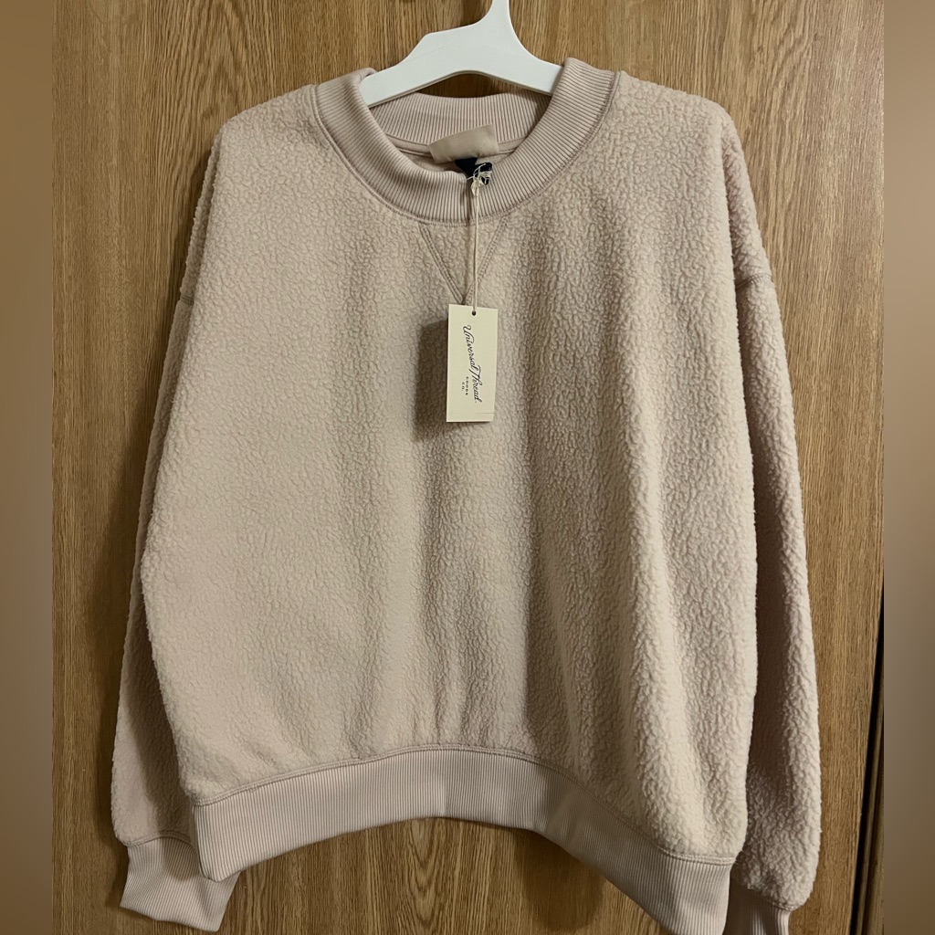 Universal Thread Pullover